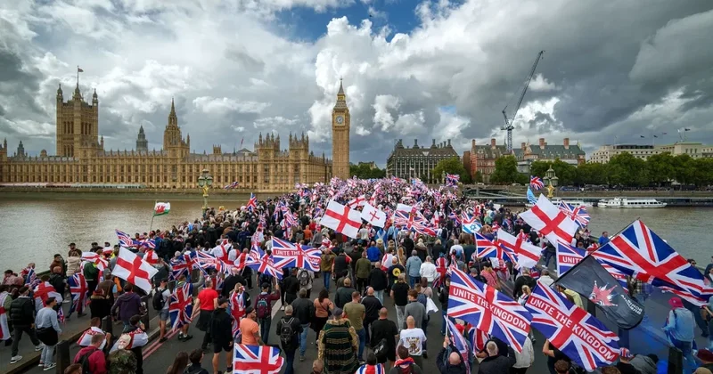 Sky News: Londonda keçirilən iki yürüşə 80 minə yaxın insan qatılıb