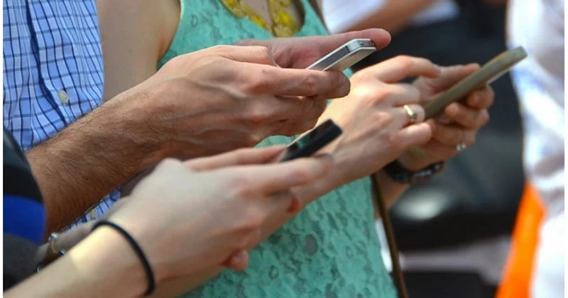 Ciddiyə alınmayan təhlükə: İnsanların telefon asılılığı