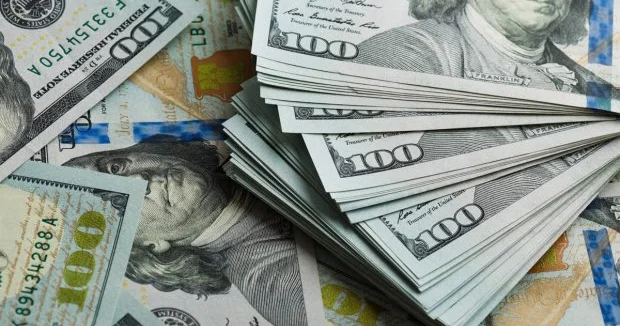 Rusiyada dolların məzənnəsi son üç ildə ilk dəfə 73 rubldan aşağı düşdü