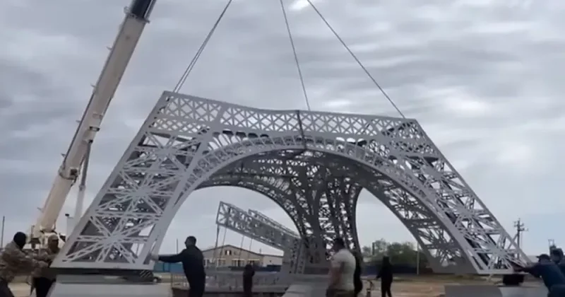 В Казахстане устанавливают Эйфелевую башню: ВИДЕО