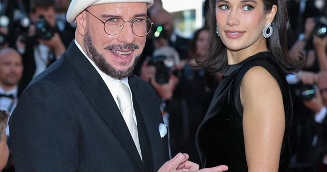 72 yaşlı Con Travolta illər sonra Kannda 26 yaşlı qızı ilə iştirak etdi