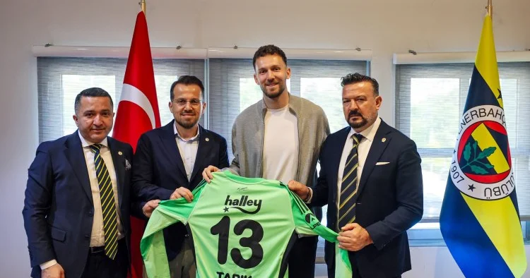 Fənərbaxça qapıçısı ilə yeni müqavilə imzaladı
