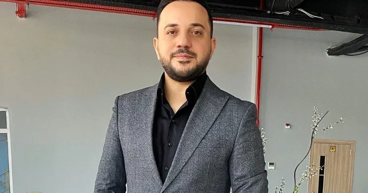 Maşın sürmürlər, telefonla oynayırlar
