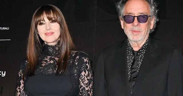 Monika Belluççi festivalda krujevalı paltarı ilə tamaşaçıları valeh edib