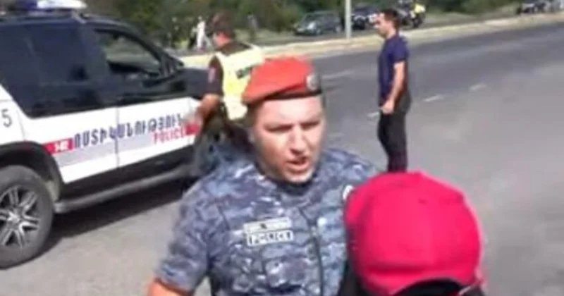 Ermənistanda polis jurnalisti və etirazçıları döydü