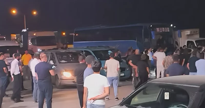 В Азербайджане пресекли уличную торговлю на дороге с интенсивным движением