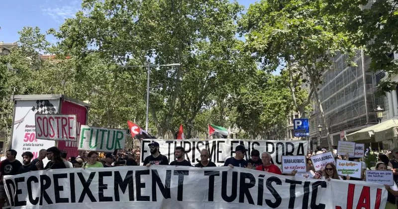 Испанцы массово протестуют против туристов