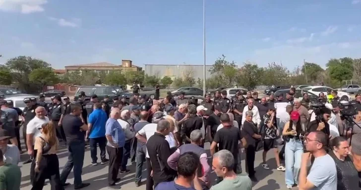 Протест на трассе: жители армянского села возмущены новыми транспортными тарифами