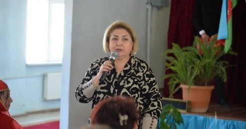 Sumqayıtda “Son zəng” də məktəb direktoru Fəridə Cəlilova məzunları təhqir edib, qovdu Video