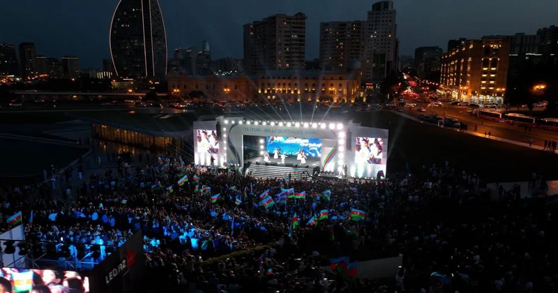 Heydər Əliyev Mərkəzinin parkında Milli Qurtuluş Günü münasibəti ilə konsert olub FOTO