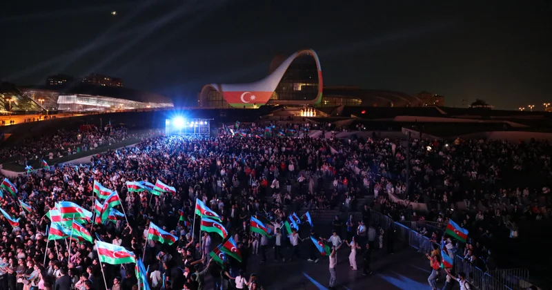 Heydər Əliyev Mərkəzinin parkında Milli Qurtuluş Gününə həsr olunan möhtəşəm konsert