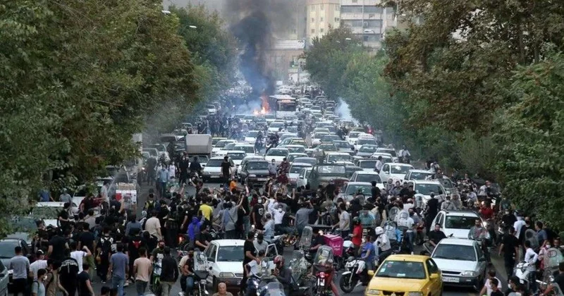 Tehran əhalisi qaçır: Böyük qaçqın axını başladı