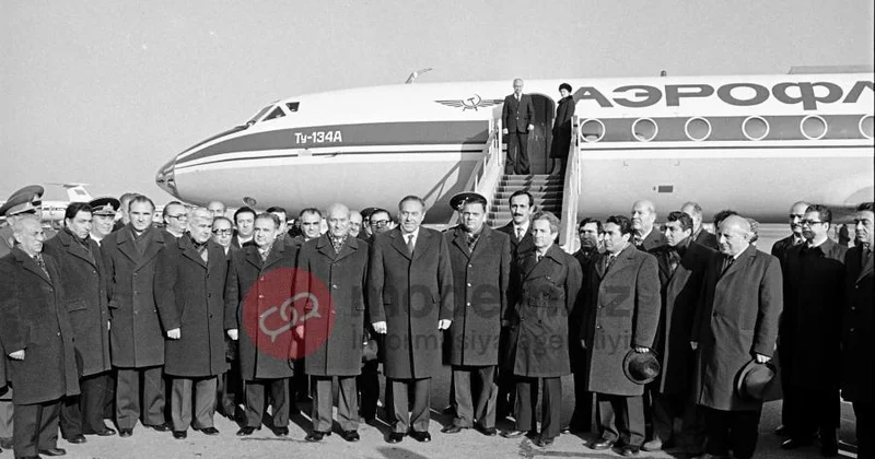 Bir şəklin tarixçəsi: Heydər Əliyevi Moskvaya yola salan rəhbərlərin NARAHATLIĞI...
