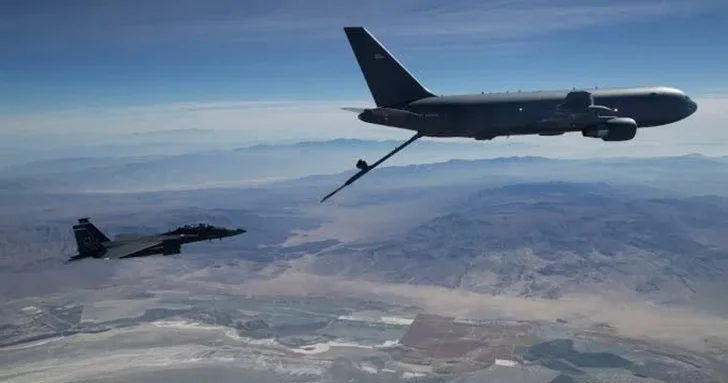 Массовое перемещение американских заправщиков KC 135 через Атлантику: что происходит?