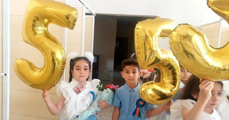 55 yaşlı məktəb yarıməsrlik məzunlarına qucaq açıb