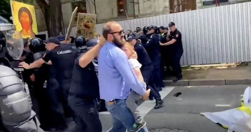 Cinsi azlıqlarla dindarlar arasında qarşıdurma saxlanılanlar var