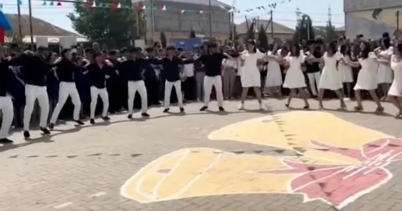 Bakıda məzunlar Qərbi Azərbaycan yallısı oynadılar