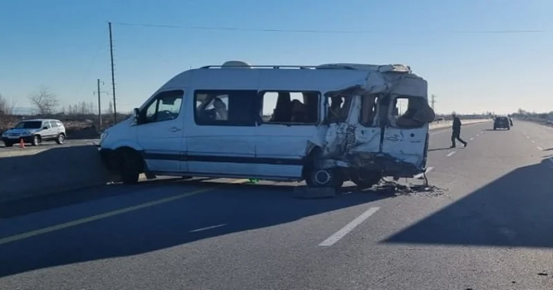 Gəncədə yük avtomobili ilə mikroavtobusla toqquşdu Yaralılar var