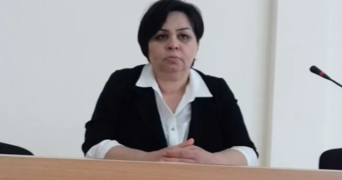 Məktəb direktoru bıçaqlanma işi ilə bağlı məhkəmədə dindirildi