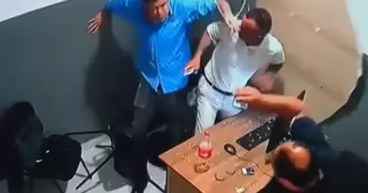Bakıda MARAQLI OLAY: Marketin tavanı uçdu, işçi digər işçinin üzərinə düşdü VİDEO