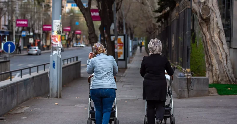 Qadınlar ana olmağa tələsmir: Ermənistan da sürətlə qocalır