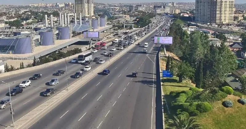 На ряде дорог Баку образовались пробки