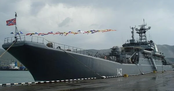 Rusiya gəmisi Britaniya yaxtasına atəş açdı
