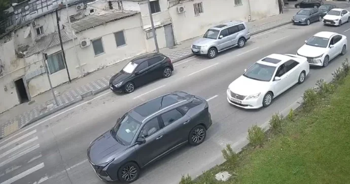 Piyadaya yol vermək üçün dayanan maşınları arxadan vurdular REAL VİDEO
