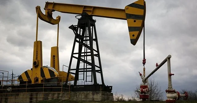 Neft sürətlə ucuzlaşır, qızıl bahalaşır Ekspert