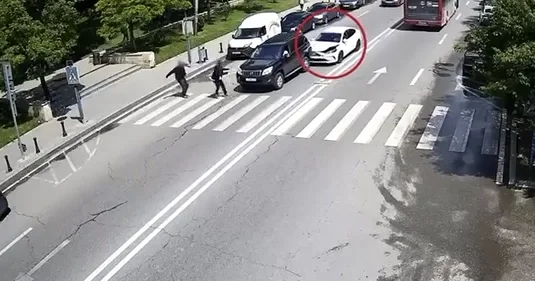 Bakıda piyadalara yol verən sürücülərin qəzaya düşmə ANBAAN GÖRÜNTÜLƏRİ