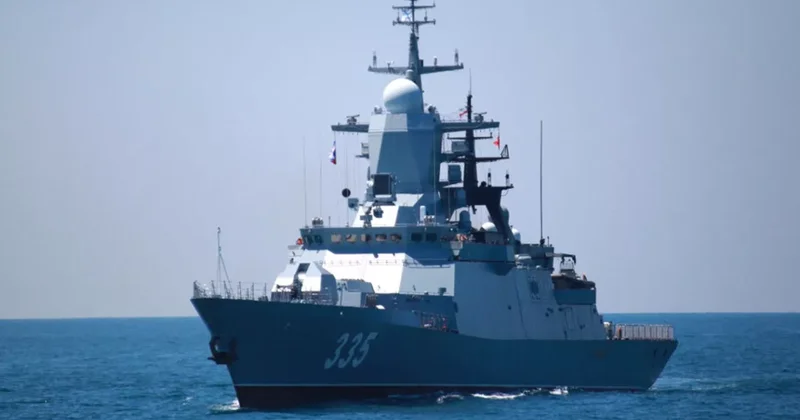 Сопровождающий теневые танкеры российский военный корабль открыл стрельбу в Ла Манше