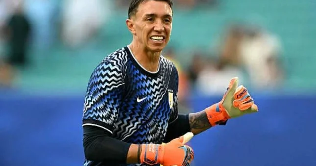 Mundial tarixinin ən yaşlı uruqvaylı futbolçusu oldu
