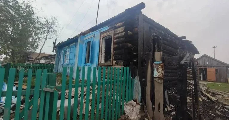 Dəhşətli hadisə: Arvadından inciyən kişi içində dörd uşağı olan evi yandırdı FOTO