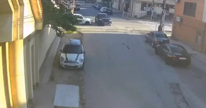 “Changan” qırmızıdan keçib qəza törətdi; içindəki uşaq yola düşdü VİDEO