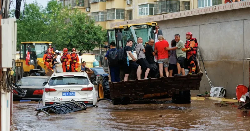 В Китае из за сильных дождей эвакуированы десятки тысяч человек