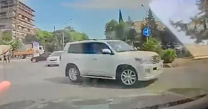 Nizamidə ard arda qayda pozan sürücülər qəza riski yaratdı VİDEO