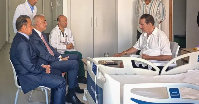 Türkiyəli nazir İbrahim Tatlısesi xəstəxanada ziyarət etdi
