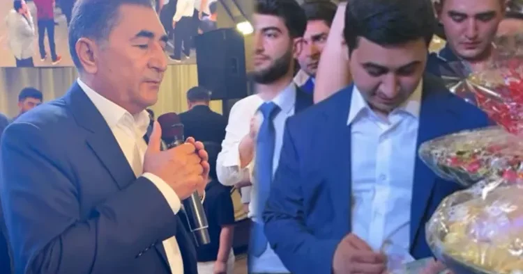 Toyunda oxuyan atasına nəmər verdi VİDEO