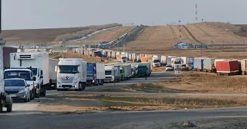 Более 600 грузовиков застряли на границе Казахстана и России