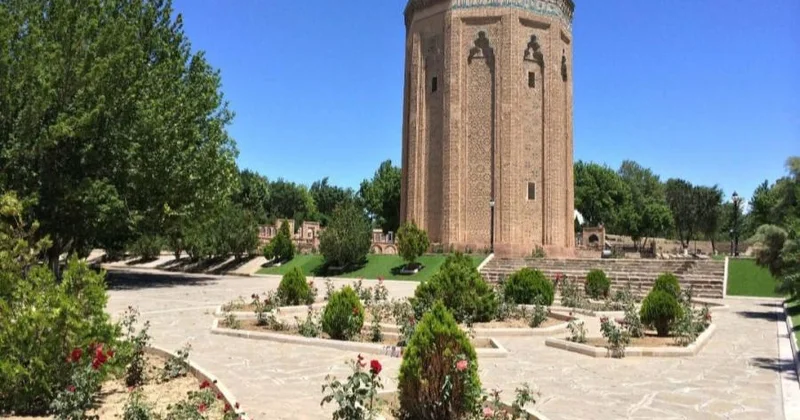 Azərbaycan memarlığının parlayan ulduzu: Möminə xatun türbəsi