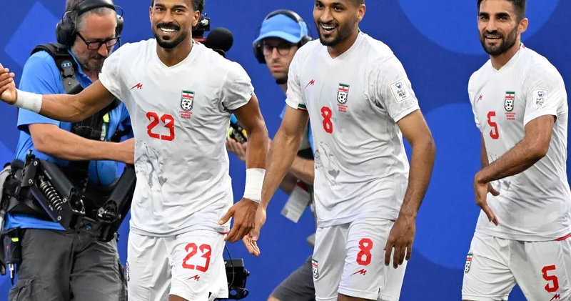 İranlı futbolçuların qol sevinci mundialı qarışdırdı: Siyasi eyham və “silah” jesti FOTO/VİDEO