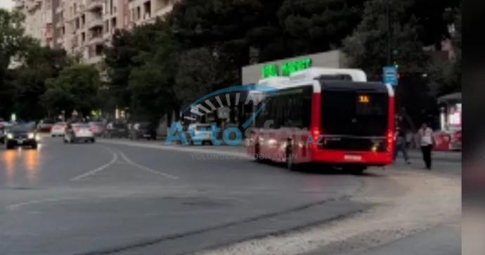Sumqayıtda prospekti təmir məqsədilə qazıb aylardır asfaltlamırlar ŞİKAYƏT VİDEO