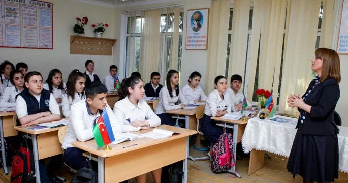 Müəllimlər də vahid geyimə keçsə... Ekspert