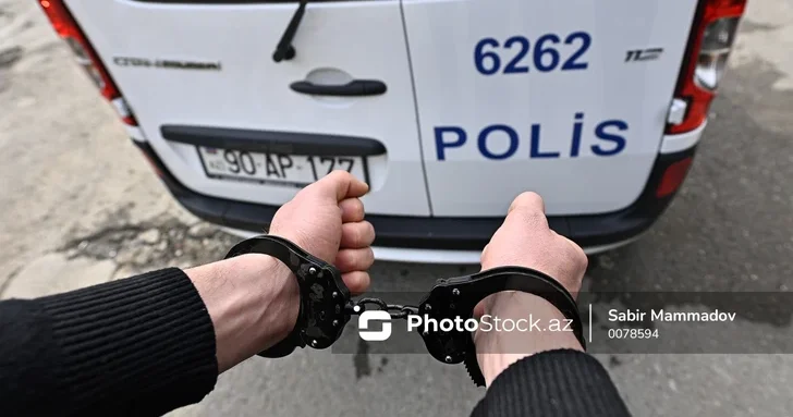 В Баку мужчина выдавал себя за полицейского и требовал деньги у водителей
