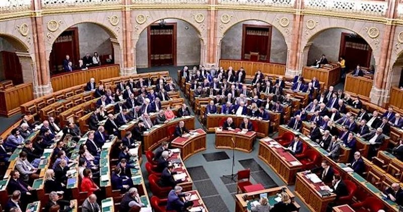 Macarıstan parlamenti baş nazirlərin səlahiyyət müddətinə məhdudiyyət qoydu