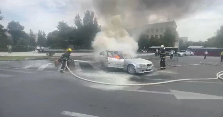 В столице загорелся легковой автомобиль