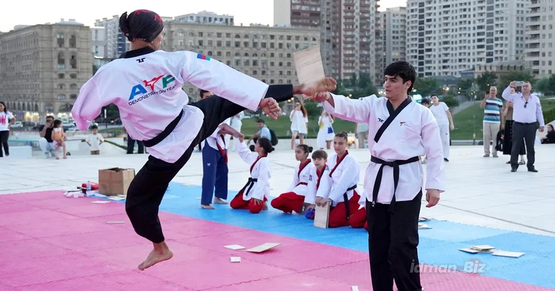Açıq havada pumse dərsləri və demo çıxışlar FOTO