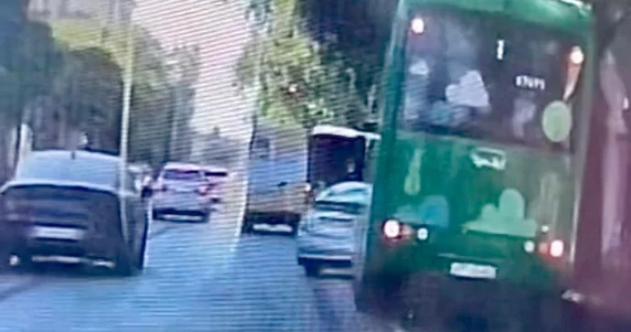 Qəfil avtobusun önünə çıxan “Prius” sürücüsü qəzadan son anda xilas oldu VİDEO
