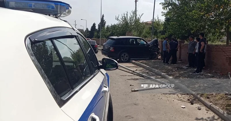 Gəncədə avtomobil işıq dirəyinə, daha sonra divara çırpılıb FOTO
