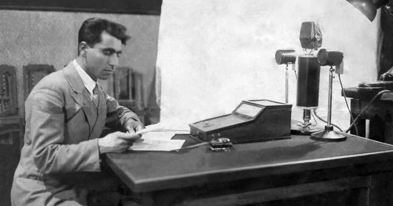 YAZILARI SOLMUŞ VƏRƏQLƏRDƏKİ HƏYAT Rafael Hüseynov yazır